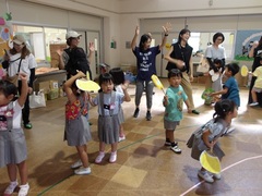 盆踊りをする様子
