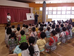 しいのみの読み聞かせを見る様子