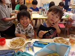 カレーを食べる様子