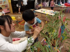 笹に飾り付ける様子