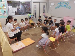 先生のお話を聞く様子