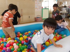 ボールプールで遊ぶ様子