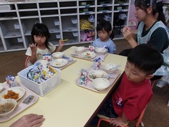 給食を食べる様子