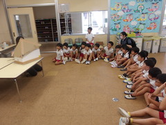 集まって話し合う様子