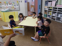 絵本を見る様子