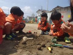 泥団子を作っている様子
