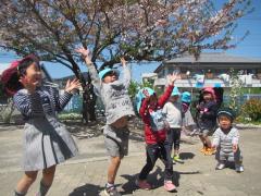 花びらで遊んでいる様子