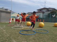 ケンパをして遊んでいる様子