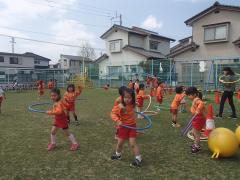 フラフープをして遊んでいる様子