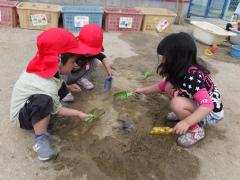 土で遊んでいる様子