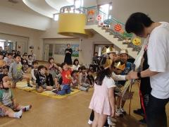 泥団子を作っている様子