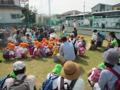 芝生で話を聞いている