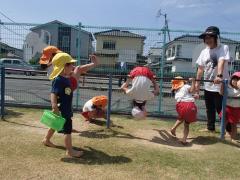 鉄棒で遊んでいる様子