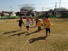 園庭で遊ぶ様子