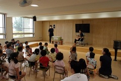 交通安全のお話を聞く様子