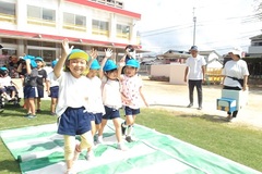 そら組が横断歩道を渡る様子