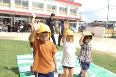 きりん組が横断歩道を渡る様子