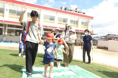 いちご組が横断歩道を渡る様子