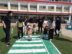 もも組が横断歩道を渡る様子