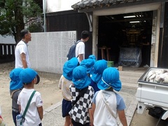 神社のみこしを見る様子