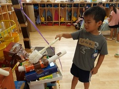 恐竜のお世話をする様子