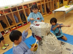 恐竜を塗る様子