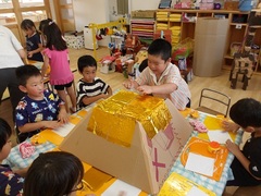 おみこしの屋根を作る様子