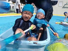 4歳児がプールで遊ぶ様子