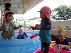 満3歳児が水遊びをする様子