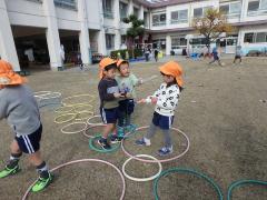 フープで遊んでいる様子