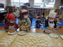 餅を丸めている様子