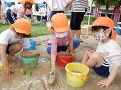 泥遊びの様子