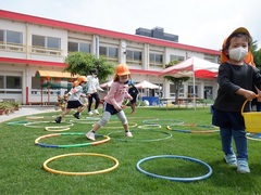 芝生の上で遊ぶ様子