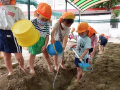 砂場で遊ぶ様子