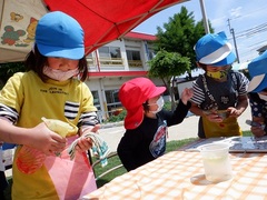 色水のジュース屋さんの様子