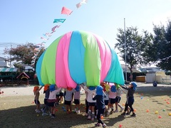 パラバルーンで遊ぶ様子