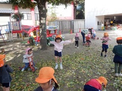 落ち葉で遊ぶ様子