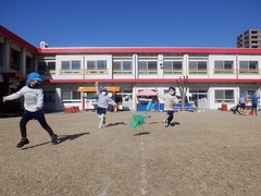 園庭でたこあげをする様子