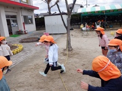 長縄で遊ぶ様子