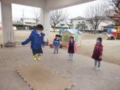 縄跳びを楽しむ様子