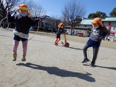 縄跳びを楽しむ様子