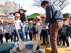 豆煎りの様子