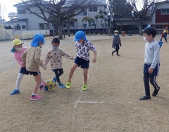 サッカーを楽しむ様子