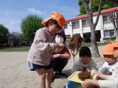 花を麺に見立てて遊ぶ様子