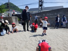 梅津寺海岸で遊ぶ様子