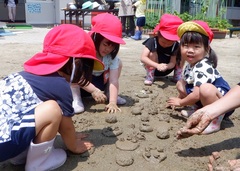 泥遊びを楽しむ様子