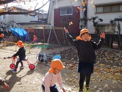 落ち葉で遊ぶ様子