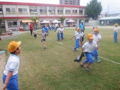 小学生と一緒に遊ぶ様子