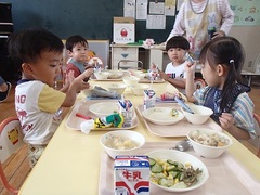 もも組が給食を食べる様子