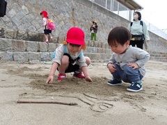 海岸で遊ぶ様子